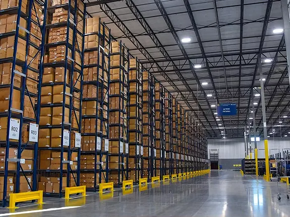 LED warehouse aisle lighting with low-glare