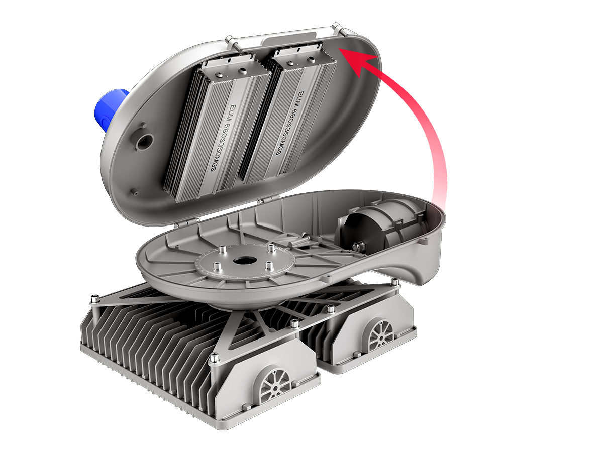 HM01R high-mast pole installation with multiple fixtures